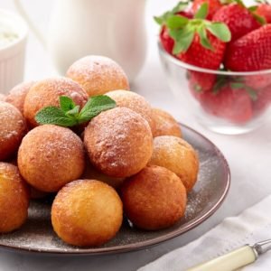 Purios varškės spurgos kaip pas mamą: ruošite Užgavėnėms, bet suvalgysite dar karštas