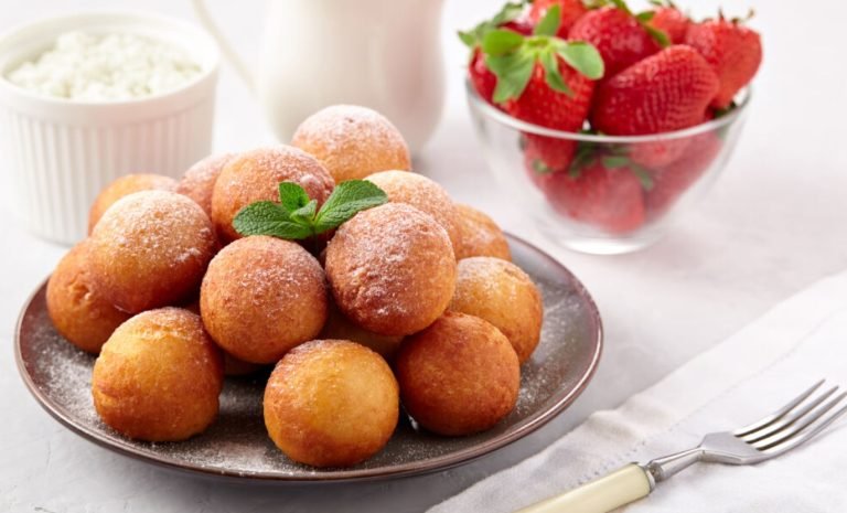 Purios varškės spurgos kaip pas mamą: ruošite Užgavėnėms, bet suvalgysite dar karštas