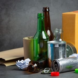 Tyrimas: daugiau nei pusė Lietuvos gyventojų nežino, į kurį konteinerį mesti dantų šepetėlį