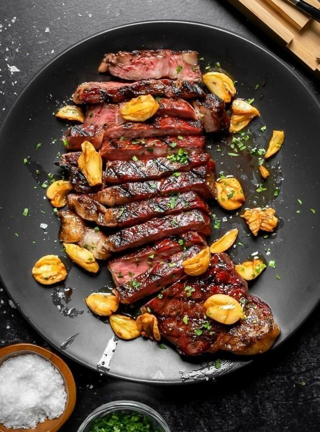 Tradicinį kiaulienos šašlyką keičia jautiena – grilio sezonui prasidėjus nustebinkite artimuosius paprastu receptu