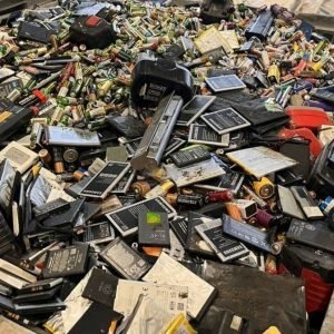 Susirūpinę atliekų tvarkytojai įspėja: nerūšiuojant ir nerenkant baterijų ir nešiojamųjų akumuliatorių, atliekų įmonės degs kasdien