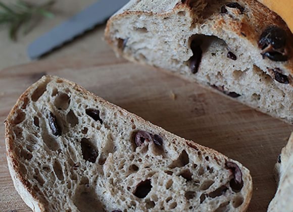 Sourdough su kalamata alyvuogėmis pagal tėveliuko duoną