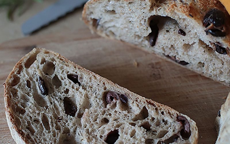 Sourdough su kalamata alyvuogėmis pagal tėveliuko duoną